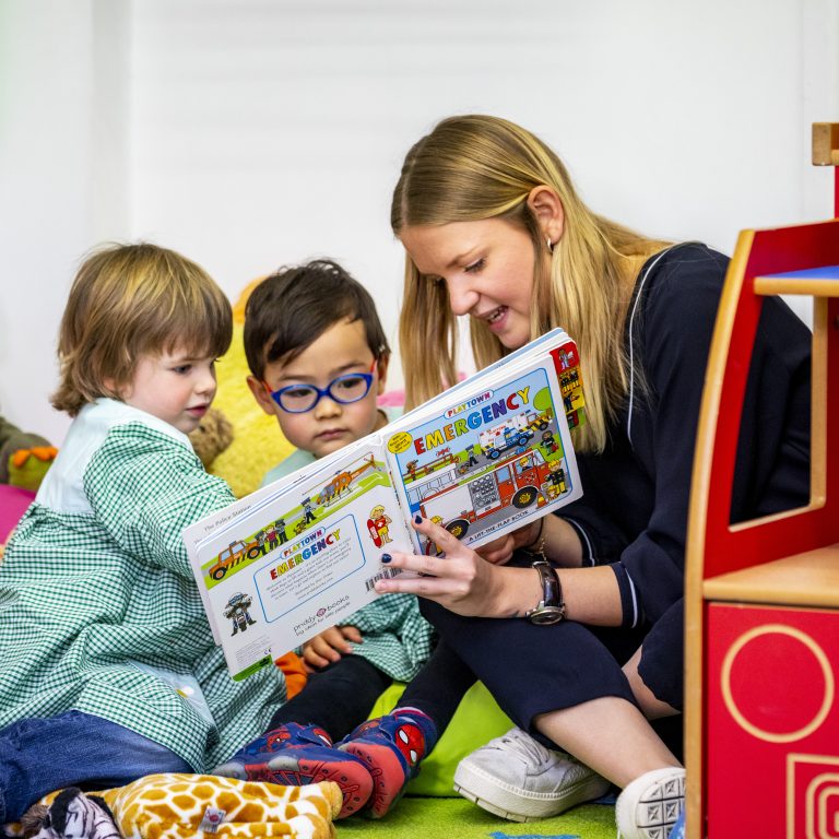 2 kids reading a book